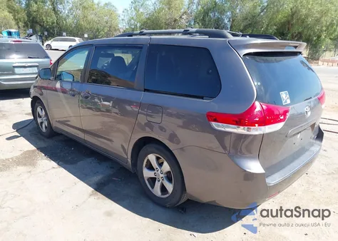 2012 Toyota Sienna Le V6 8 Passenger z USA, uszkodzony, nr VIN 5TDKK3DC8CS267722